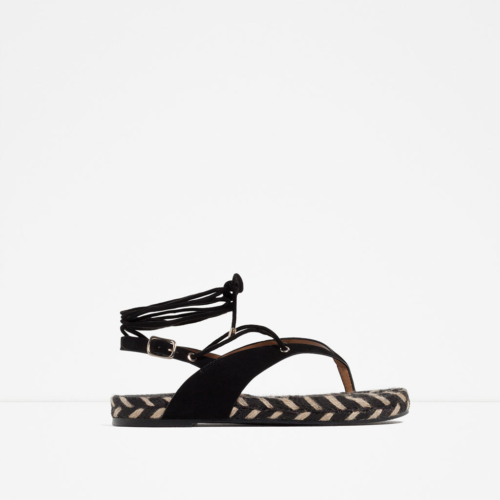 CONTRAST FLAT SANDALS